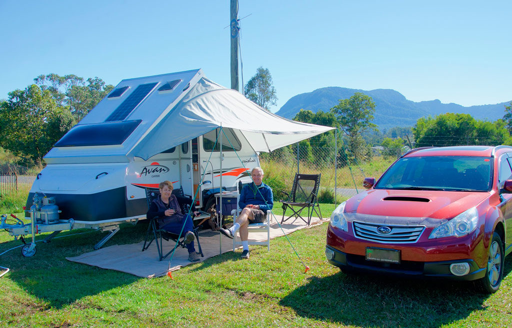 Coche camperizado con avané