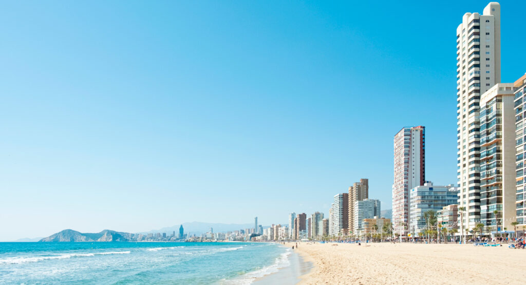 Benidorm en verano y su Playa de Levante.