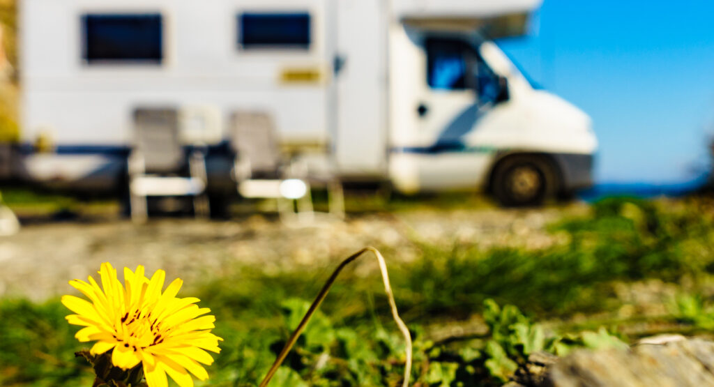 Autocaravana en la naturaleza.