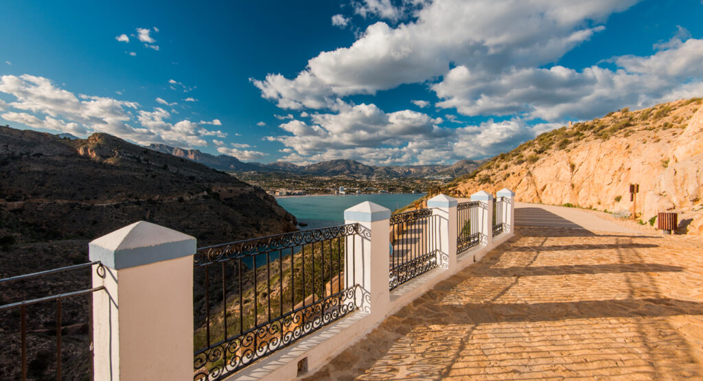 Camino accesible cerca del Faro del Albir en Benidorm.