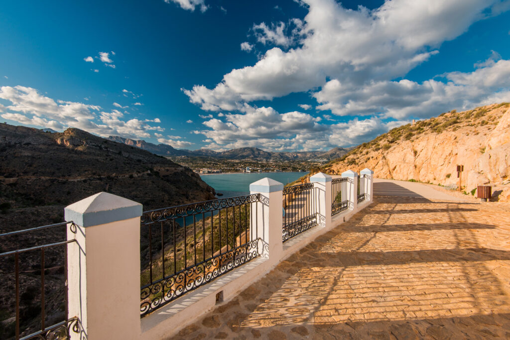 Camino accesible cerca del Faro del Albir en Benidorm.